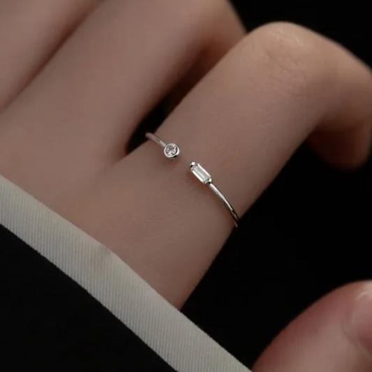 Ρυθμιζόμενο Δαχτυλίδι Ασήμι 925 με 2 Όμορφες Ζιρκονίες